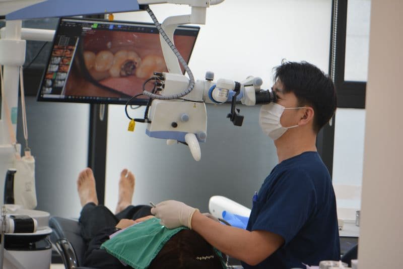 강석훈 원장 미세현미경 진료