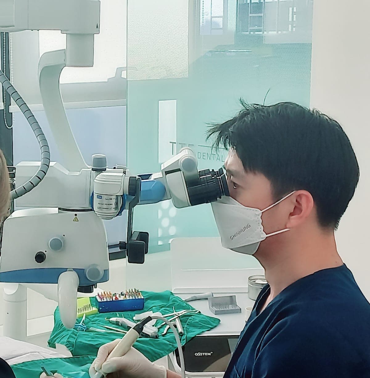 같은 충치인데 왜 결과가 다를까? — 미세현미경이 바꾸는 치과 치료의 모든 것 - 레진빌드업 썸네일